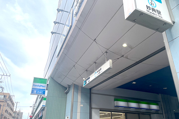 妙典駅を出てすぐ当院